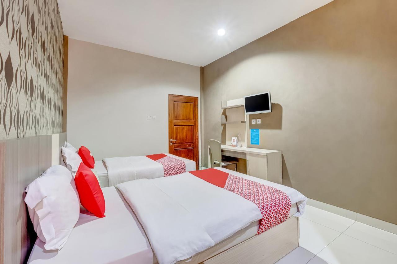 Oyo Flagship 3726 Tembok Batu Residence Tugu Luaran gambar