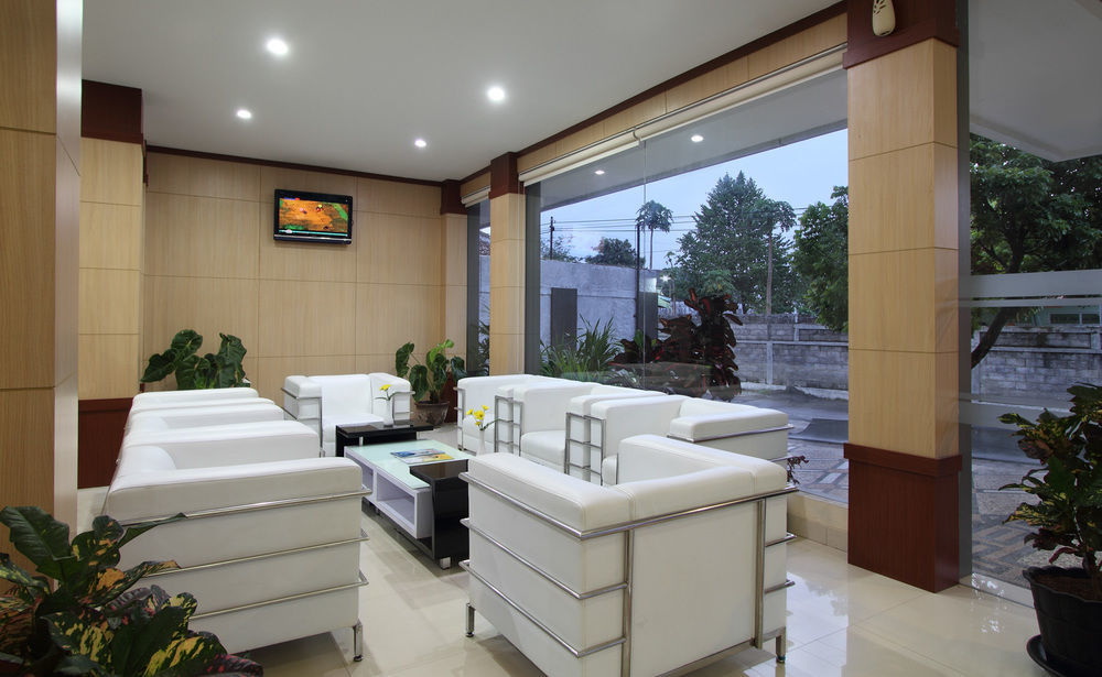 Oyo Flagship 3726 Tembok Batu Residence Tugu Luaran gambar