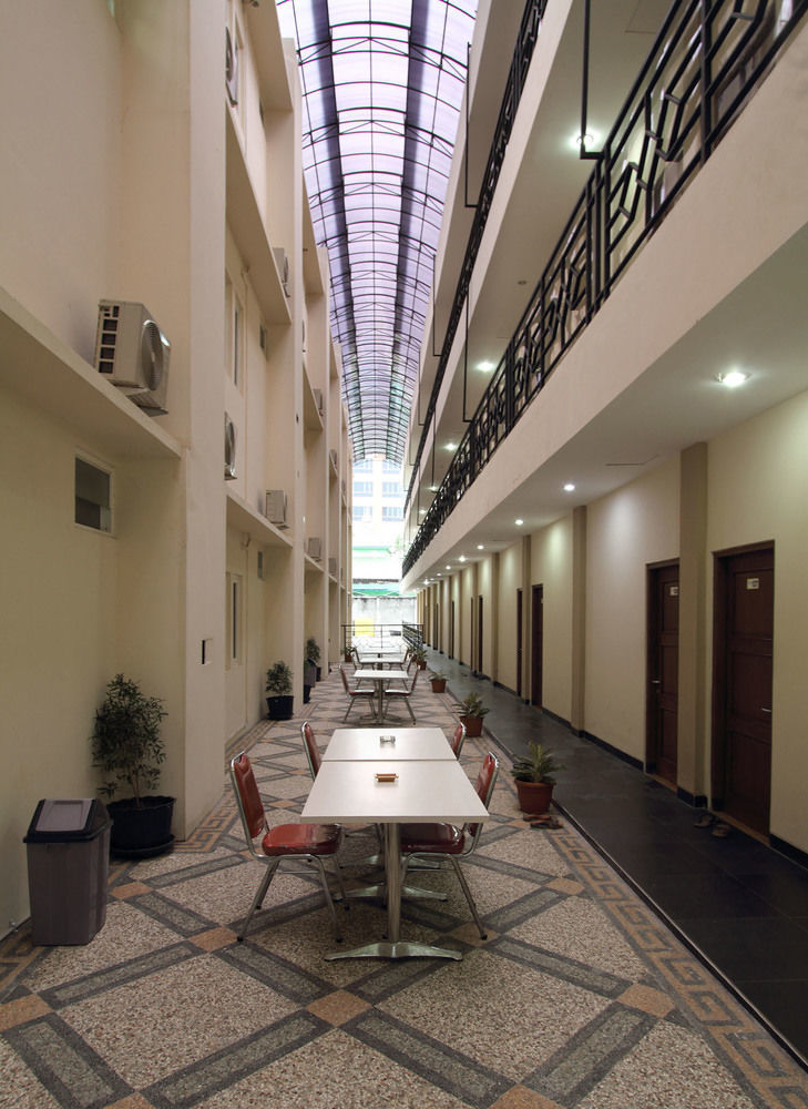 Oyo Flagship 3726 Tembok Batu Residence Tugu Luaran gambar