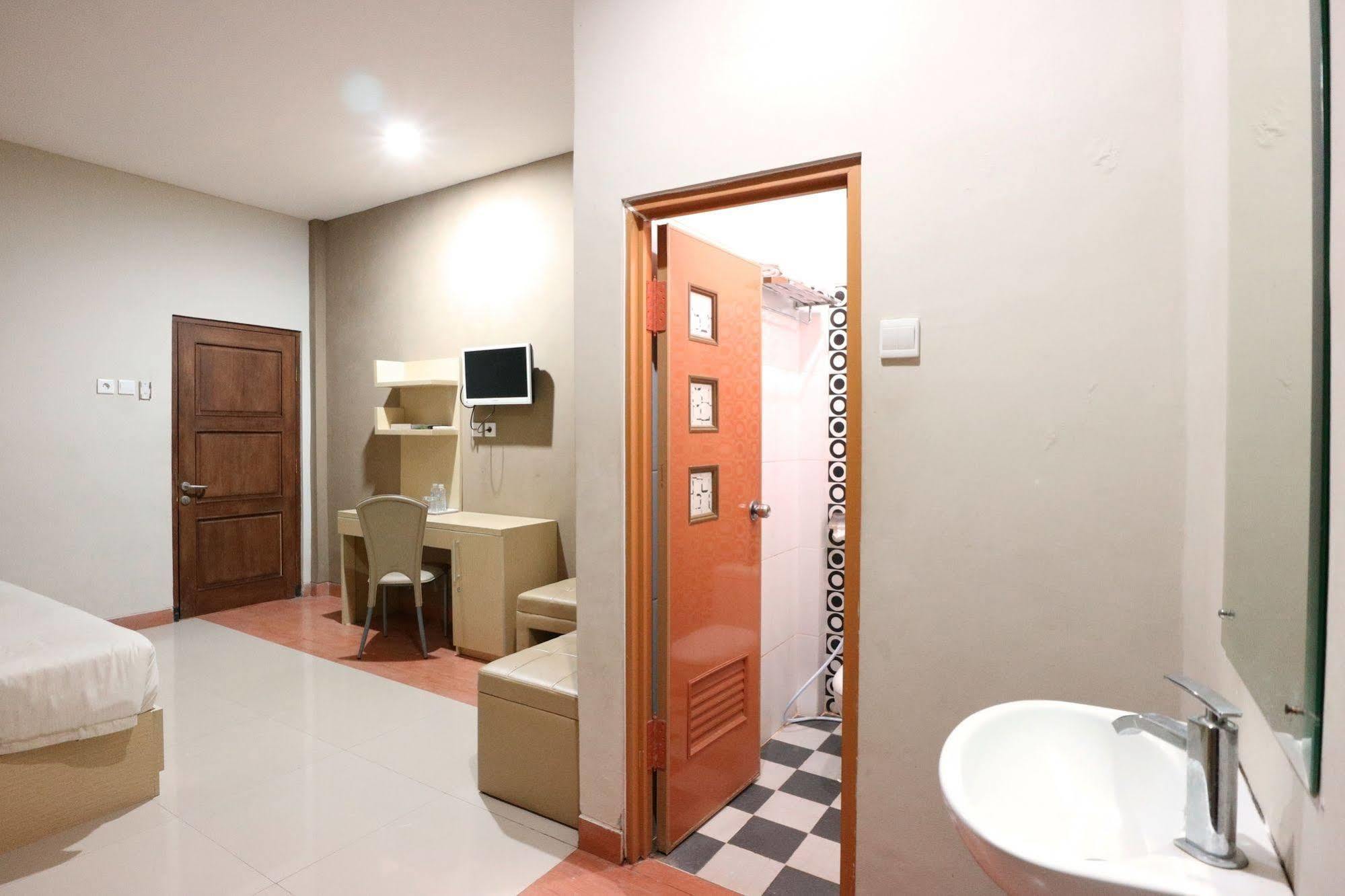 Oyo Flagship 3726 Tembok Batu Residence Tugu Luaran gambar